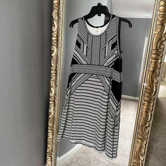 Max Studio Dresses & Skirts - Max Studio Sleeveless A-line Geo Print Dress Large
